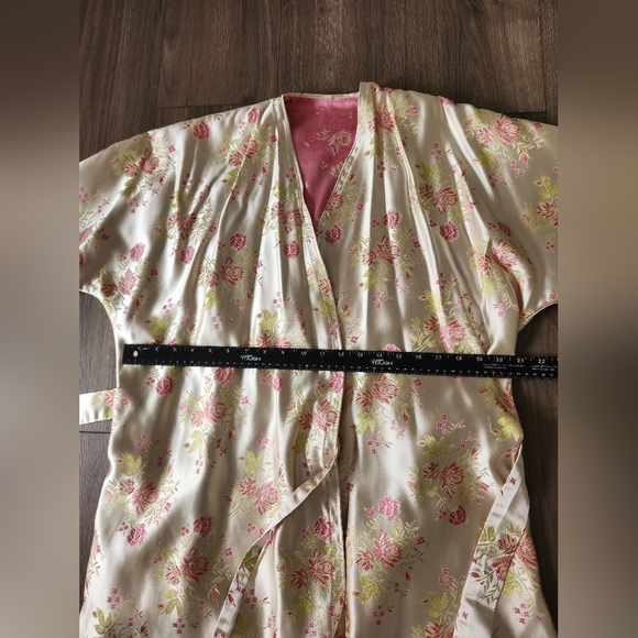 Gorgeous floral print robe - Picture 8 of 8